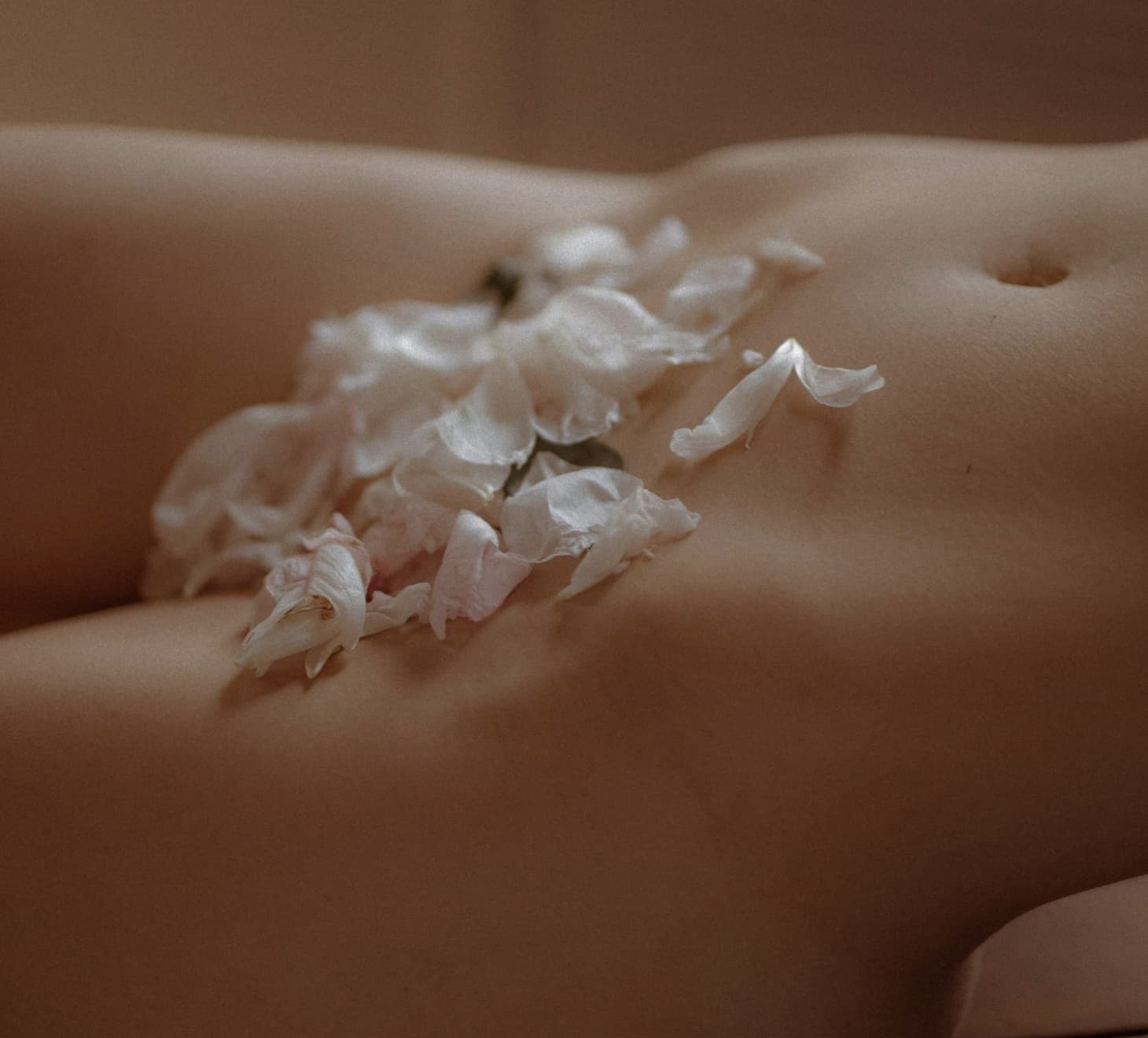 Lifting du pubis, femme nue cachee sous petales de fleurs | Dr Romain Aimard