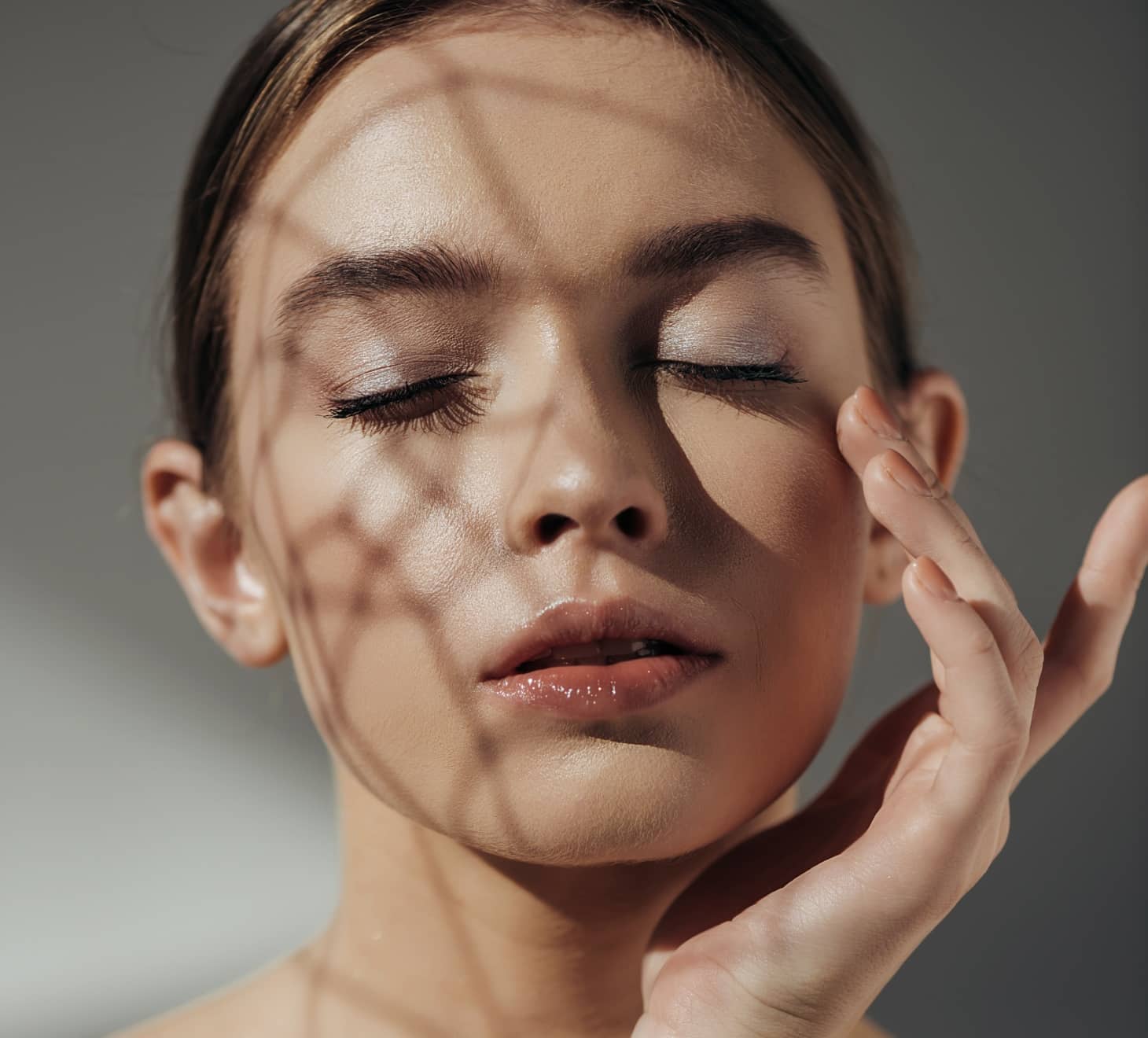 Lipofilling du visage, portrait femme yeux fermes | Docteur Romain Aimard
