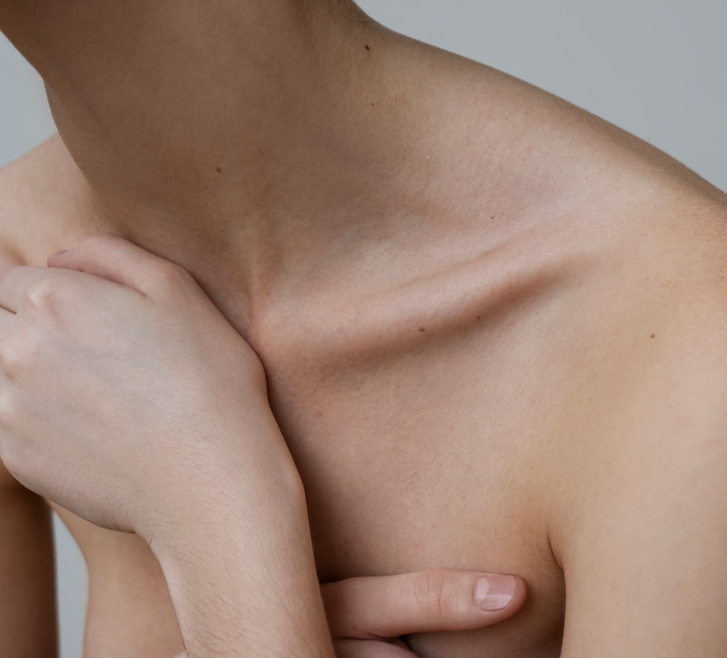 Mamelons invagines, chirurgie mammaire, femme nue main sur poitrine | Dr Romain Aimard
