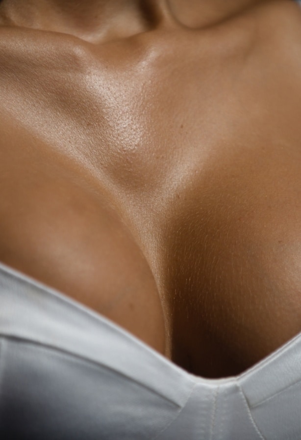 Jolie Poitrine de femme brune lifting mammaire | Dr Aimard Lyon