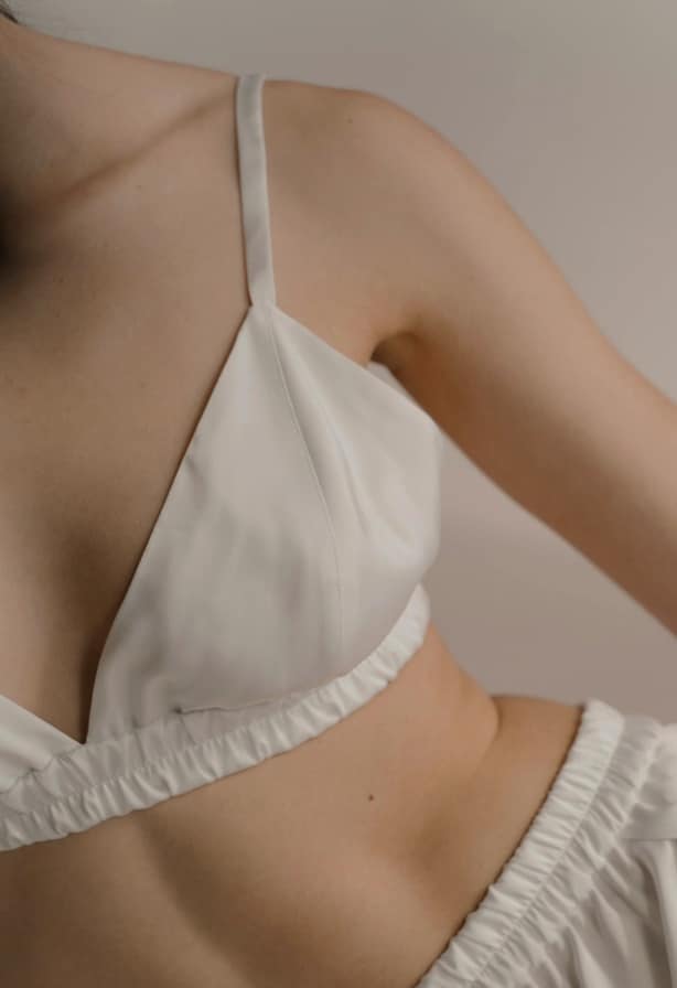 Poitrine de femme portant du blanc protheses mammaire | Dr Aimard Lyon