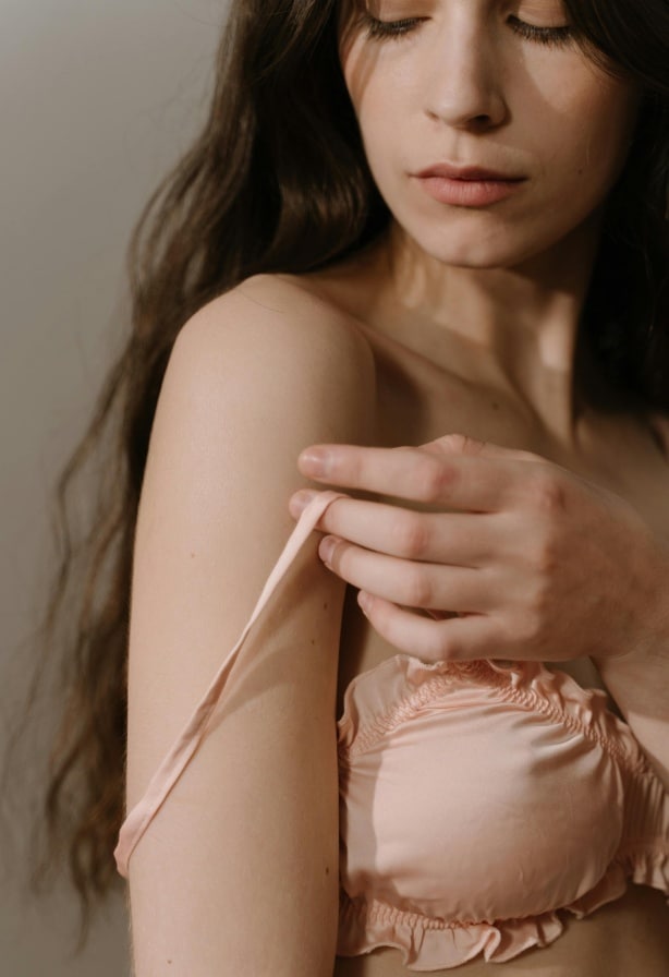 Jeune femme portant ses soutiens gorges. syndrome de poland | Dr Aimard Lyon