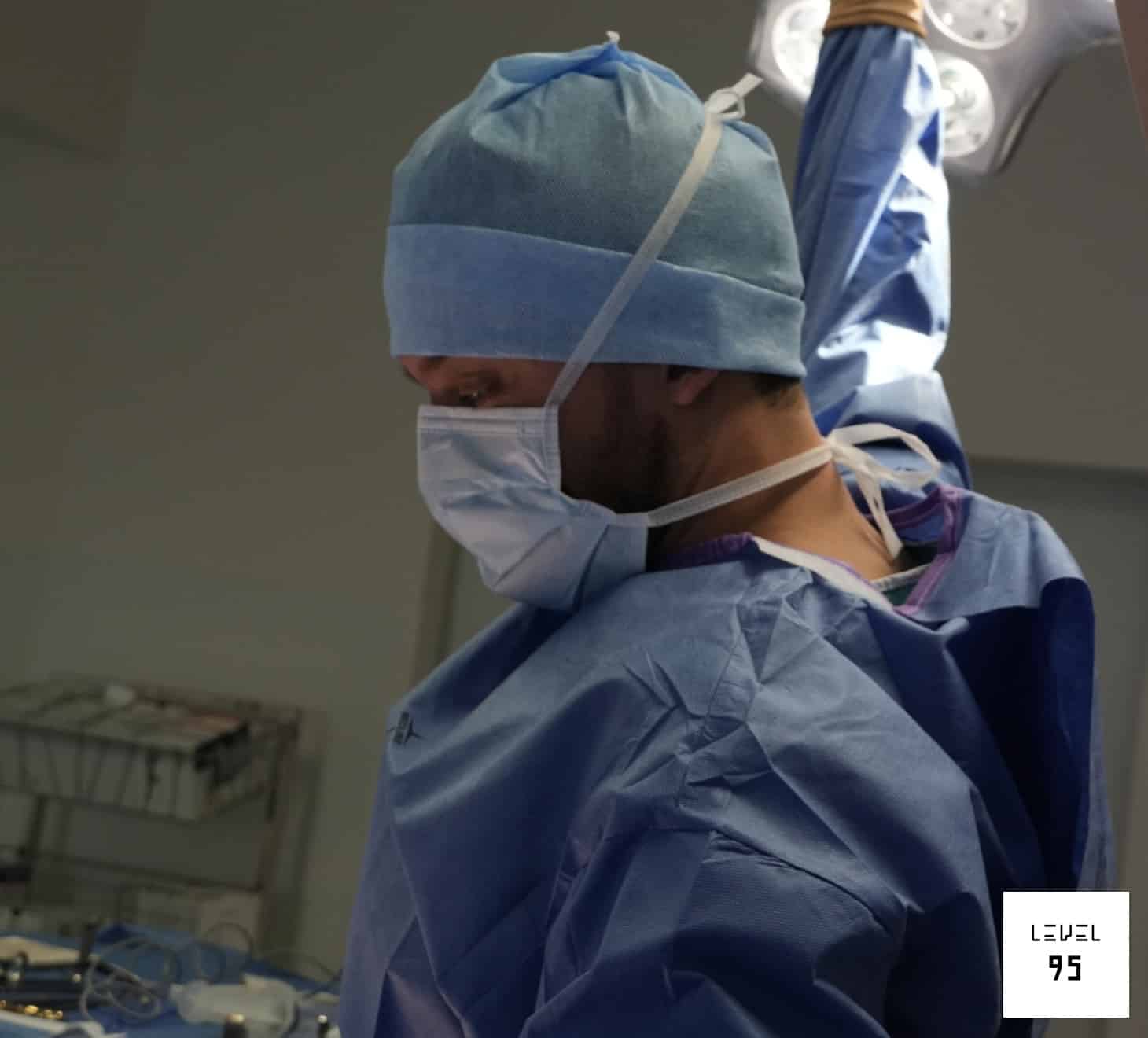 Dr Romain Aimard, chirurgien au bloc operatoire | Docteur Romain Aimard